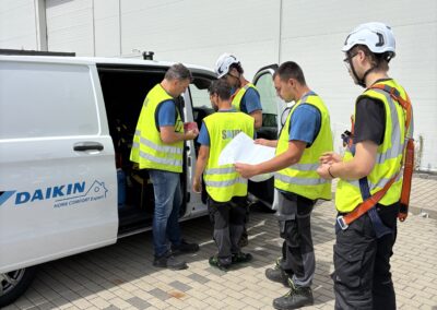 Podstropní systém odsávání spalin ve výrobní hale | FORVIA Bezděčín
