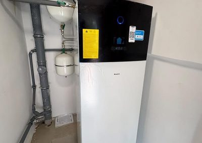 Instalace tepelného čerpadla Daikin s hydraulickým zapojením | Rodinný dům